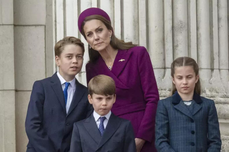 Prințul-Louis-a-furat-din-nou-atenția-la-debutul-evenimentelor-dedicate-Zilei-Victoriei-alături-de-familia-regală