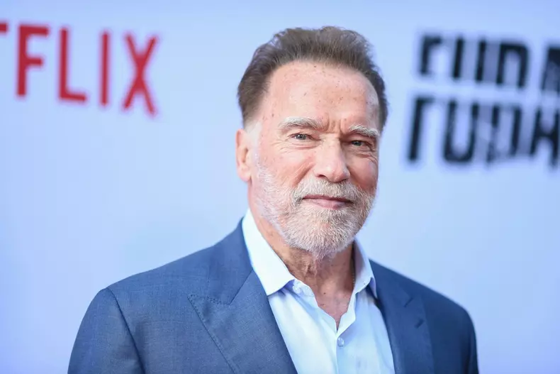 Arnold-Schwarzenegger-împreună-cu-copiii-lui-premiera-FUBAR-sezonul-2