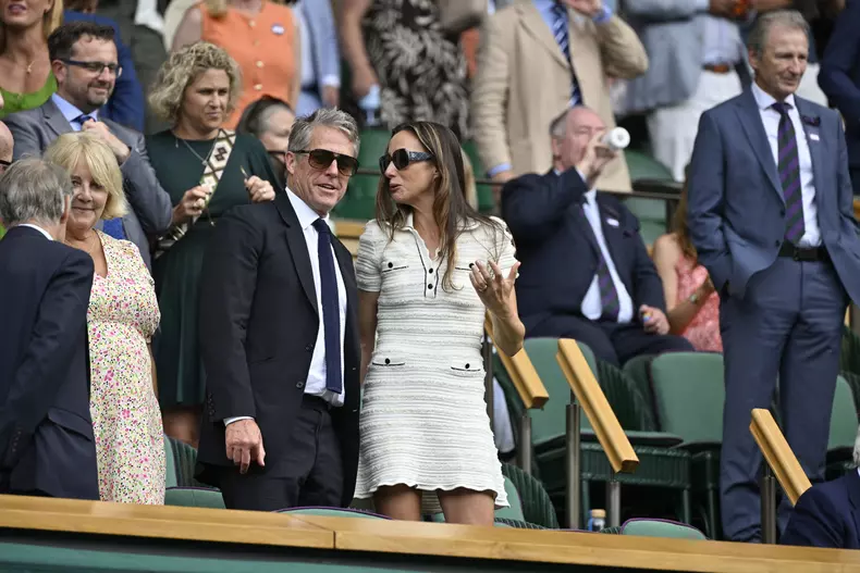 Hugh Grant et sa femme Anna Eberstein, assis derrière la reine consort d'Angleterre, assistent au tournoi de tennis de Wimbledon à Londres