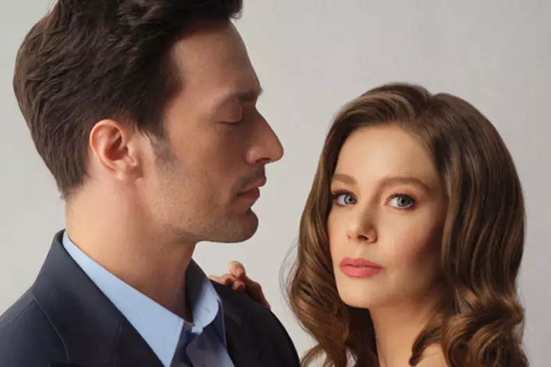 fata-de-la-fereastra