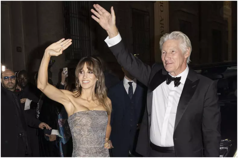 Richard Gere și Alejandra Silva, apariție glam la Milano