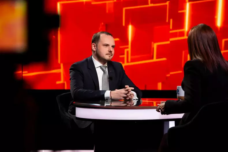 ALEXANDRU_ROGOBETE_invitatul emisunii 40 de intrebari cu Denise Rifai