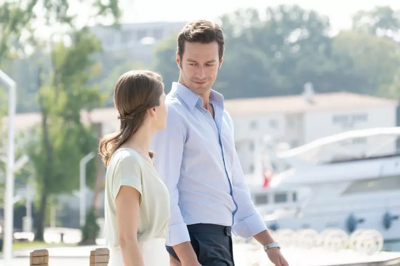 Fata de la fereastra1