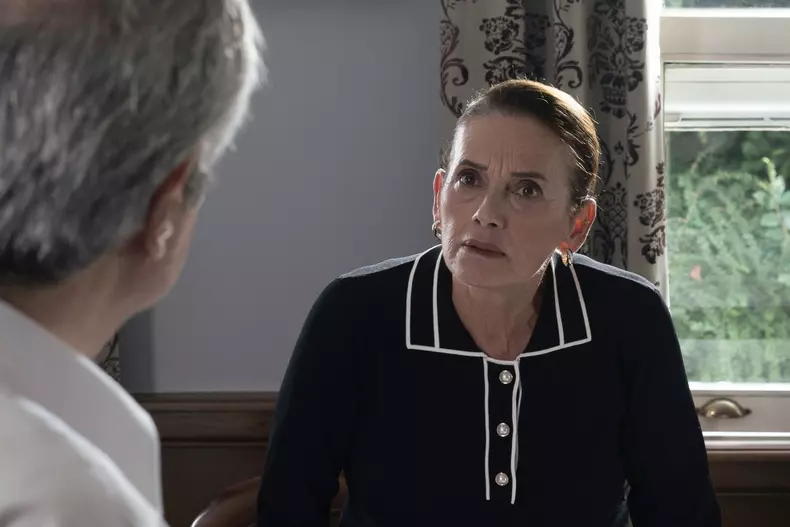 Fata de la fereastra2