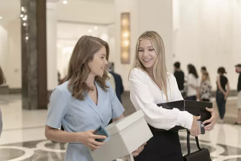 Fata de la fereastra3