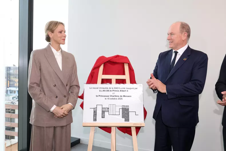 No Tabloïds - Le prince Albert II de Monaco et la princesse Charlene ont visité le nouveau siège de la société Smeg dans le quartier de Fontvieille à Monaco