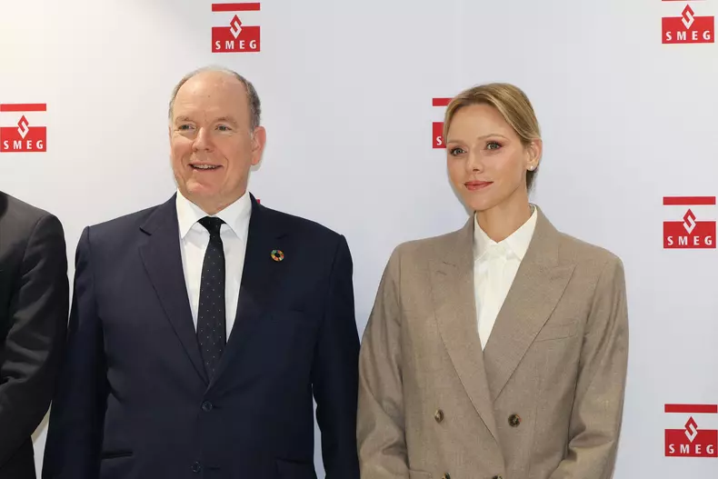 No Tabloïds - Le prince Albert II de Monaco et la princesse Charlene ont visité le nouveau siège de la société Smeg dans le quartier de Fontvieille à Monaco