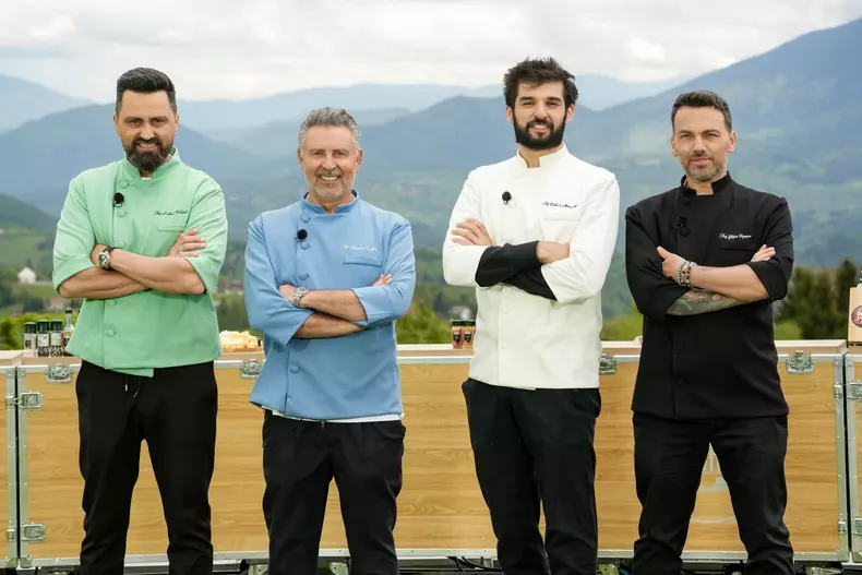 Chefii ajung in satul Peștera