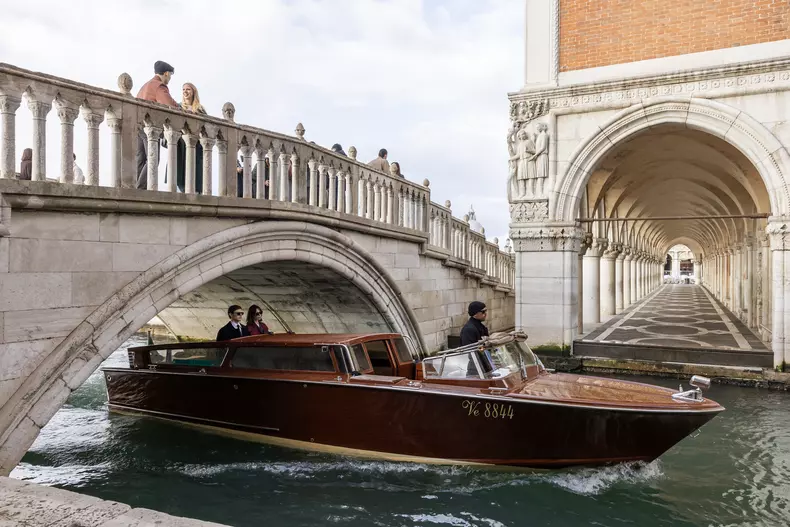 Frumusețea-serial-disney+ (5)