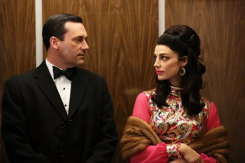 Don Draper și Megan într-un lift – cadru iconic