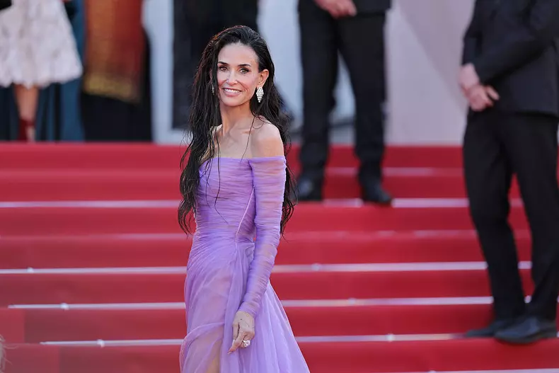 demi-moore-cannes-2026-covorul-rosu