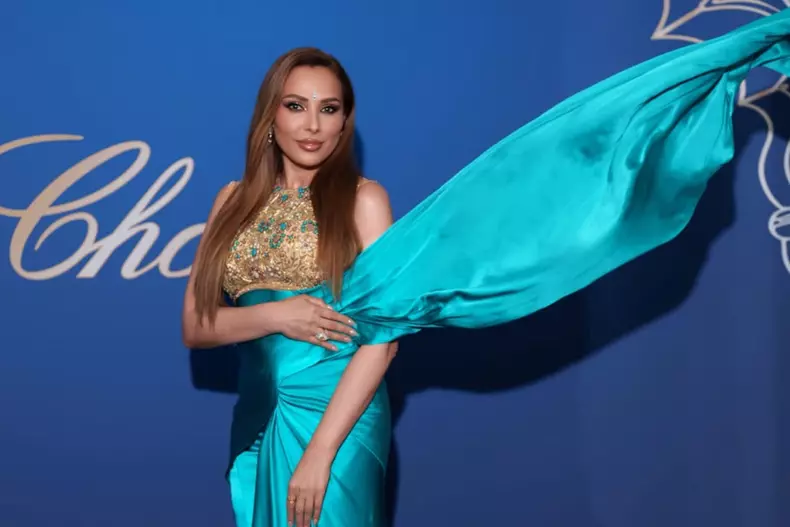 iulia-vantur-cannes-2026-tinuta-sari-turcoaz
