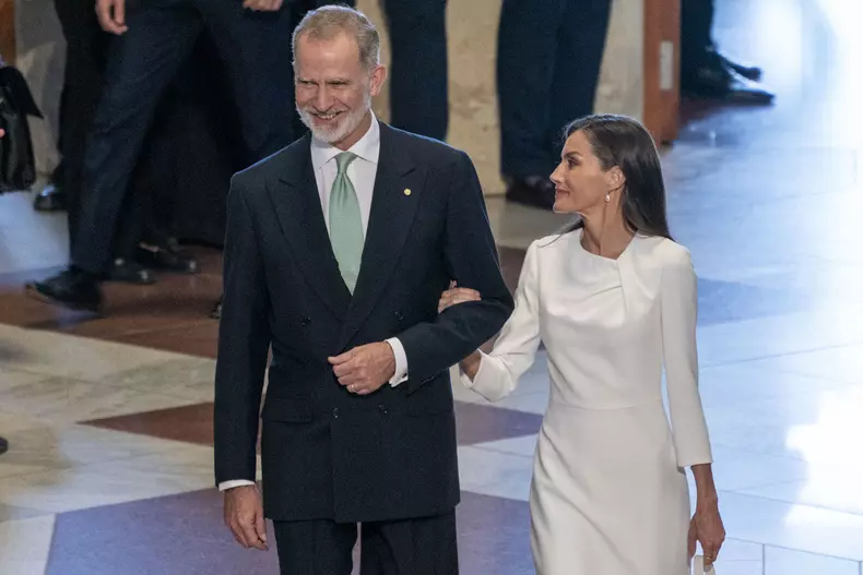Le pape Léon XIV bénit la Sagrada Familia en présence du roi Felipe VI et la reine Letizia d’Espagne à Barcelone