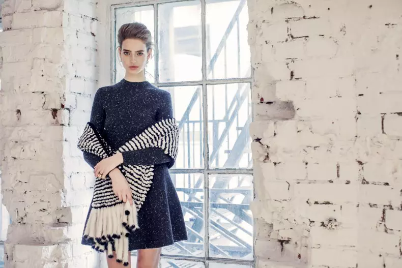 Rochie Valentino, pret la cerere; sal din blana naturala Avanti, 2.773 lei; inel Louis Vuitton, 1.080 lei