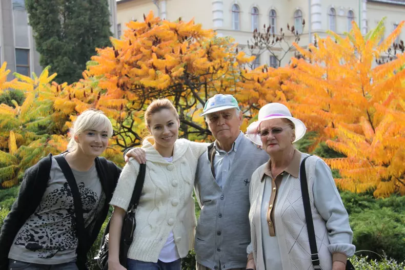 Laura Cosoi, sora ei si bunicii