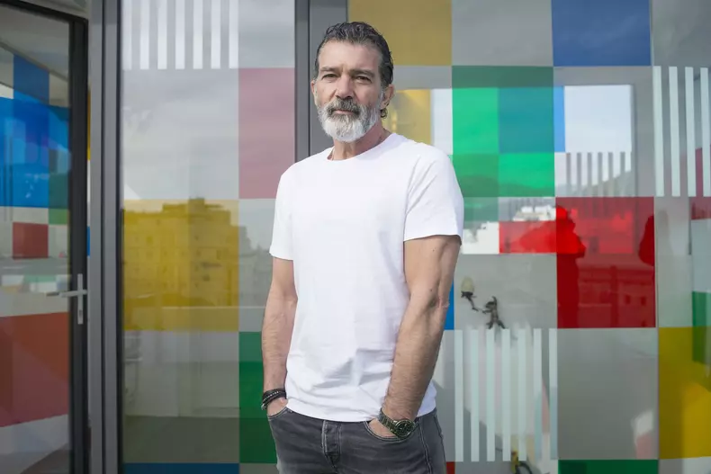 Antonio Banderas - ‘‘Topiți într-o îmbrățișare cu #Barcelona‘‘, a scris actorul.