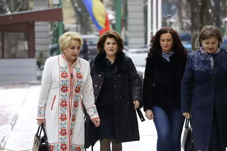 Cine a creat paltonul purtat de Viorica Dăncilă