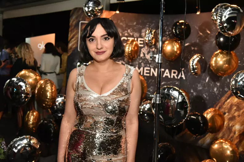 Ana Morodan - ținută inspired by glo™ Elements Gold