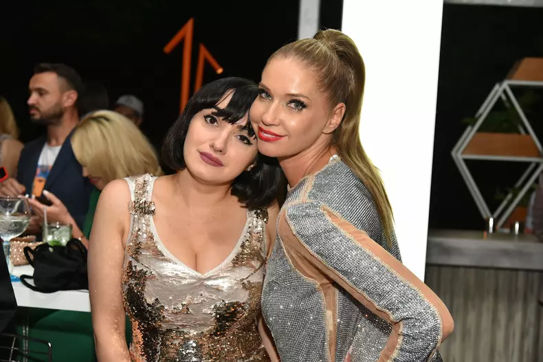 Ana Morodan (ținută inspired by glo™ Elements Gold si Ileana Badiu - tinuta Stephan Pelger