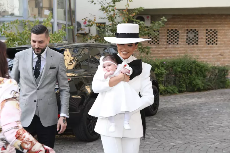 Cum s-a îmbrăcat Adelina Pestrițu la botezul fetiței ei