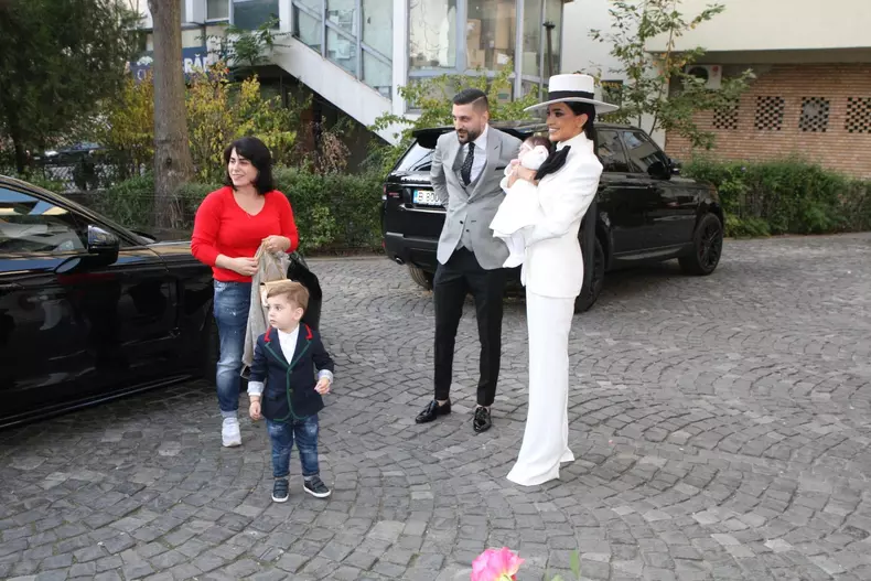 Cum s-a îmbrăcat Adelina Pestrițu la botezul fetiței ei