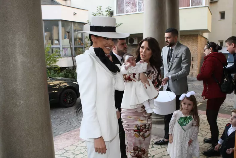 Cum s-a îmbrăcat Adelina Pestrițu la botezul fetiței ei
