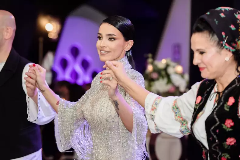 Adelina Pestritu danseaza la botezul fiicei ei