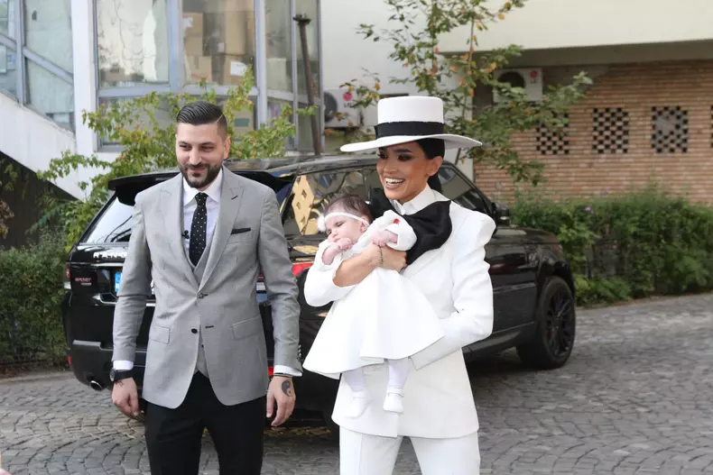 Cum s-a îmbrăcat Adelina Pestrițu la botezul fetiței ei