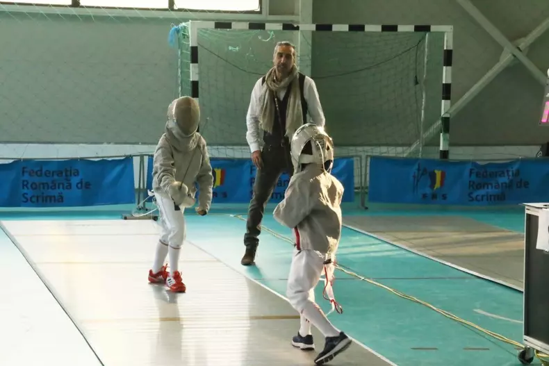 Fiul Iulianei Tudor practică scrimă