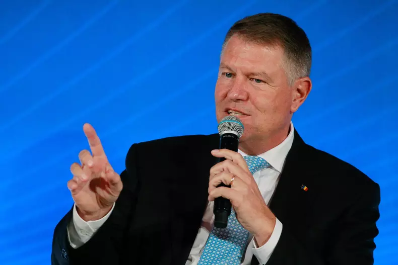 Klaus Iohannis a râs când a auzit că Viorica Dăncilă nu a ştiut aria cercului, dar nu a oferit el răspunsul corect