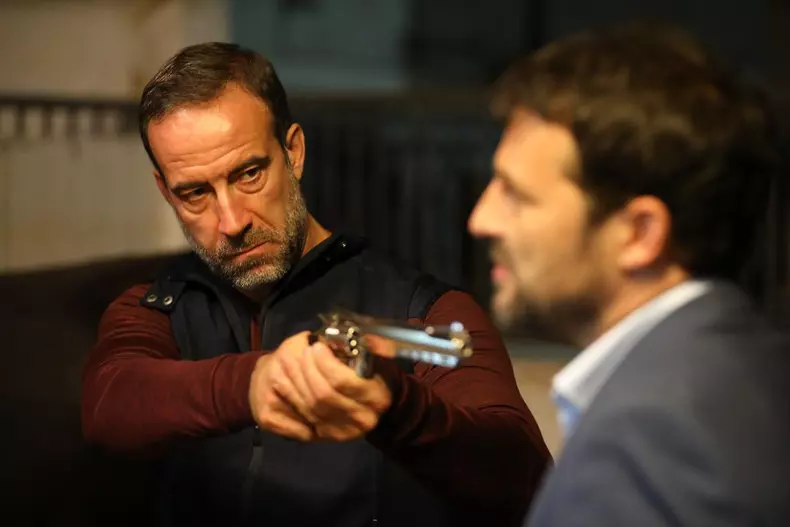 Serban Pavlu, cunoscutul actor din productiile: „Umbre”, „Aferim” sau „Doua lozuri”, il interpreteaza pe Cazimir