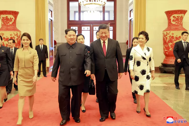 La rencontre du leader Nord Coreen Kim Jong Un et sa femme Ri Sol Ju avec le president chinois Xi Jinping et sa femme Peng Liyuan