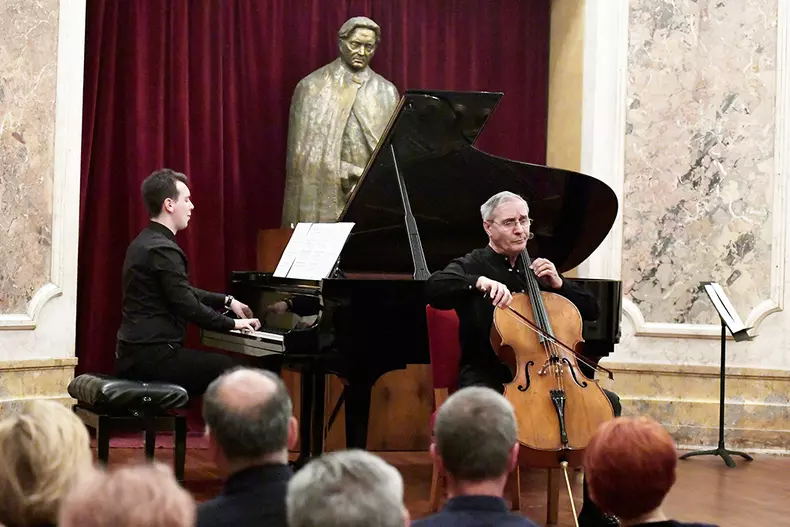 Violonistul-Marin-Cazacu-si-Iulian-Ochescu