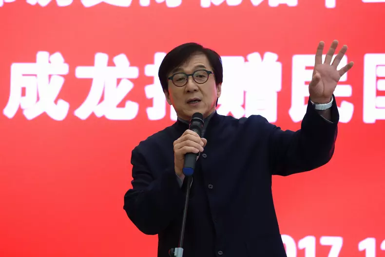 Jackie Chan gifts antique street lamp to Shanghai History Museum