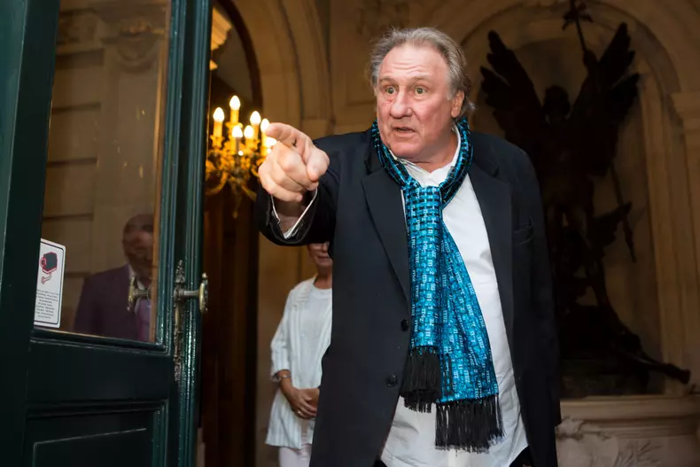 Gérard Depardieu explose de colère face à une journaliste de RTL qui lui posait des questions trop privées, lors d'une cérémonie à l'hôtel de Ville de Bruxelles, honorant sa carrière cinématographique
