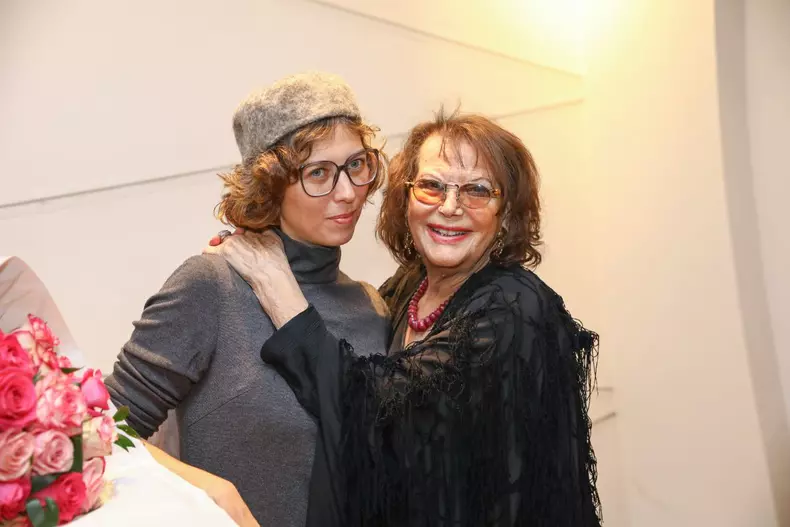 Exclusif - Claudia Cardinale reçoit la médaille d'honneur du dép