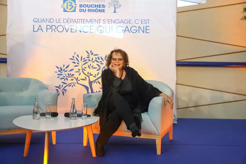 Exclusif - Claudia Cardinale reçoit la médaille d'honneur du dép