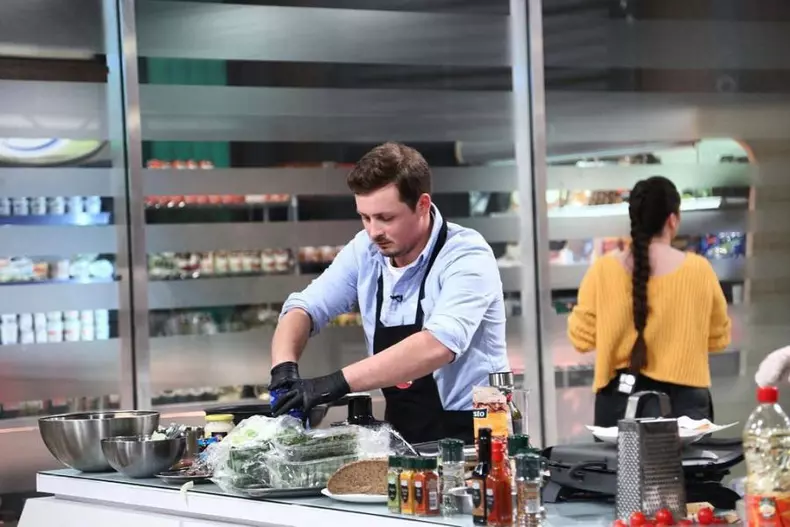 florin-revesz-chefi-la-cutite-7