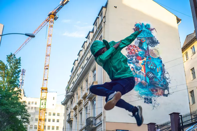 obie-platon-a-creat-un-mural-pentru-romanian-design-week