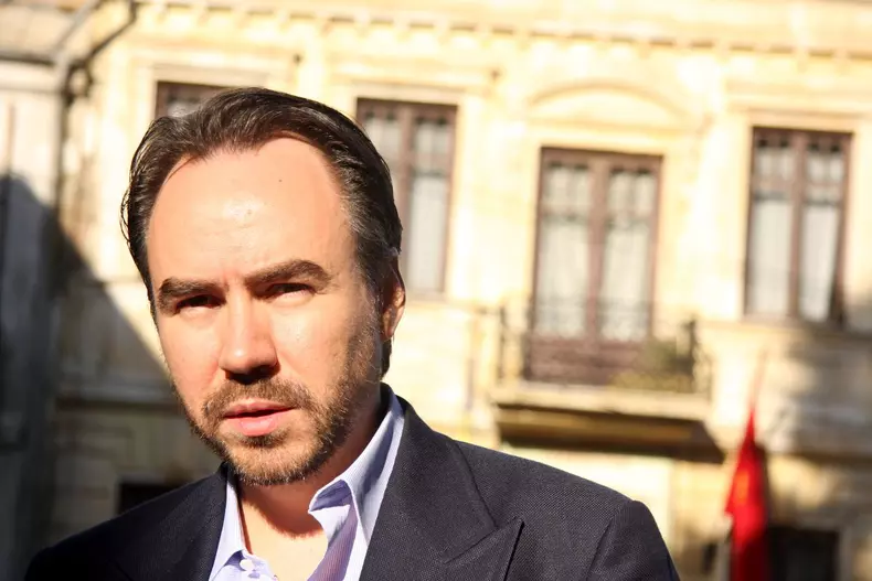 FILM - CLOSER TO THE MOON - CONFERINTA