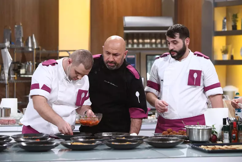 cum-arata-mama-lui-enzo-de-la-chefi-la-cutite-4