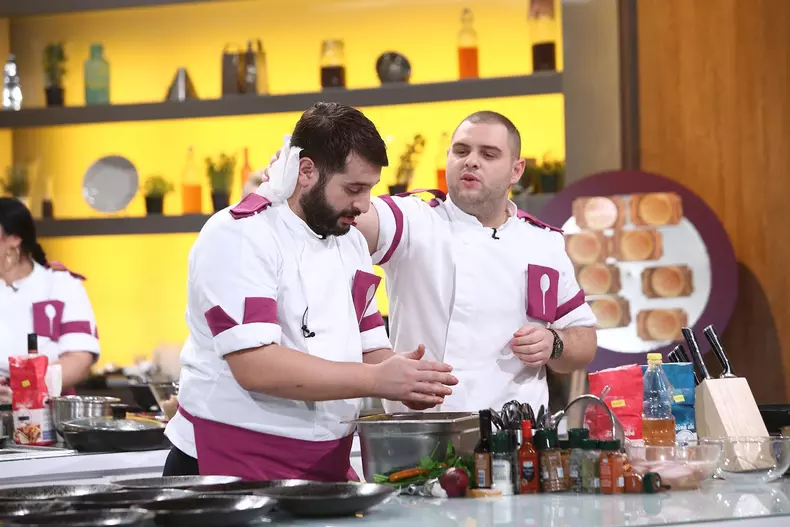 cum-arata-mama-lui-enzo-de-la-chefi-la-cutite-5