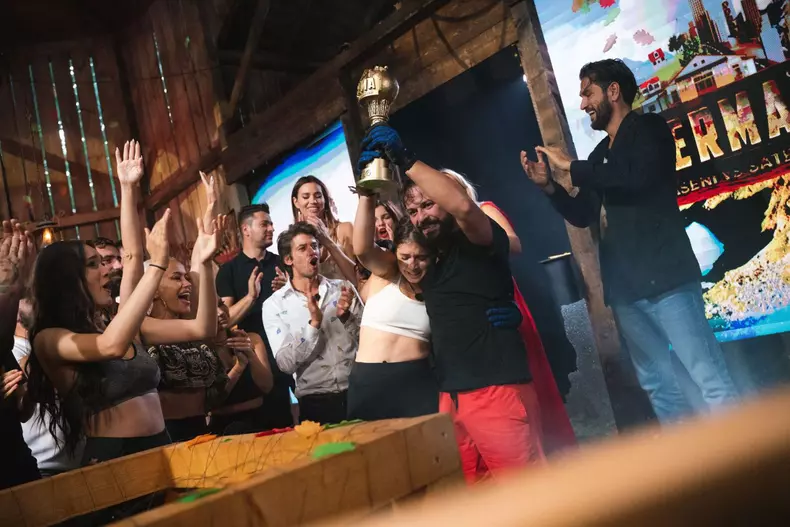 turta-fiicei-lui-augustin-viziru-petrecere-cu-lautari-si-vedete-din-showbiz-ce-a-ales-de-pe-tava-maria_15