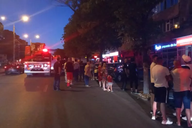 Tragedie-la-Ploie--ti--Fra--i-gemeni-nesupraveghea--i--mor--i-dup---ce-au-c--zut-de-la-etajul-10-al-unui-bloc