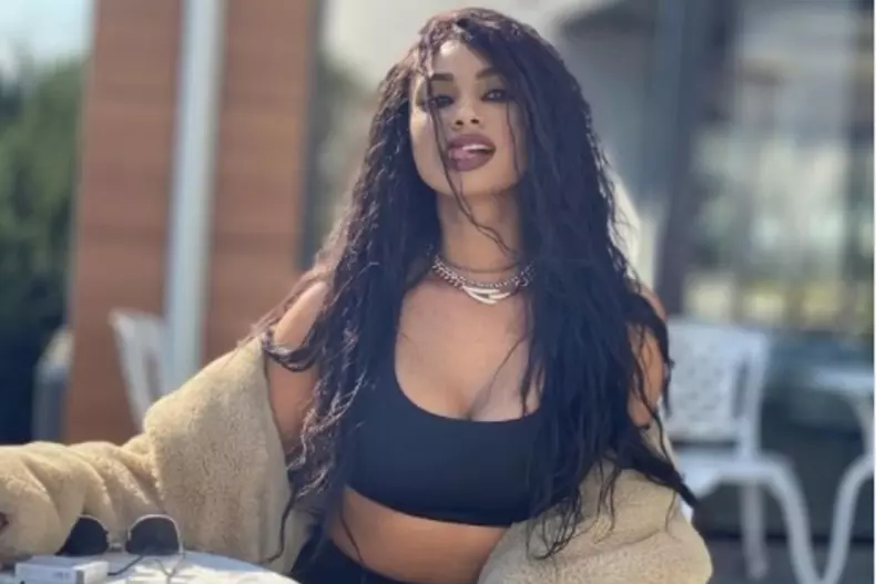 Cum-a-fost-agresata-in-camera-de-hotel-cantareata-Laurette-De-ce-crezi-ca-ai-venit-aici-Marturii-cutremuratoare-ale-artistei