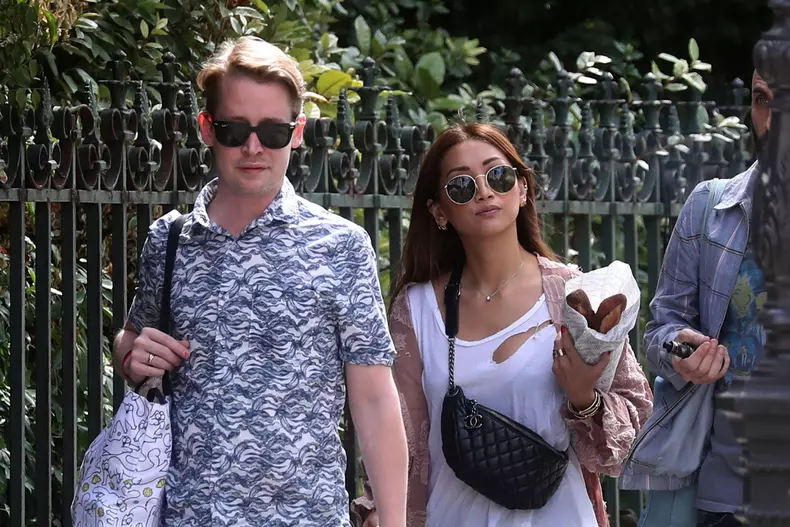 Exclusif - Prix Spécial - No Web - Macaulay Culkin et sa compagne Brenda Song dans les rues de Paris