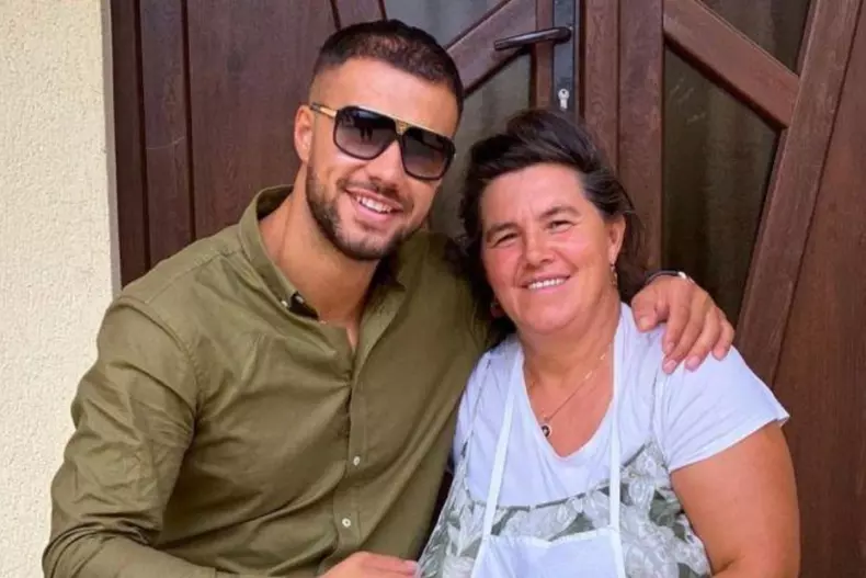 Mama-lui-Culita-Sterp-isi-asteapta-sotul-infidel-de-8-ani-sa-vina-acasa