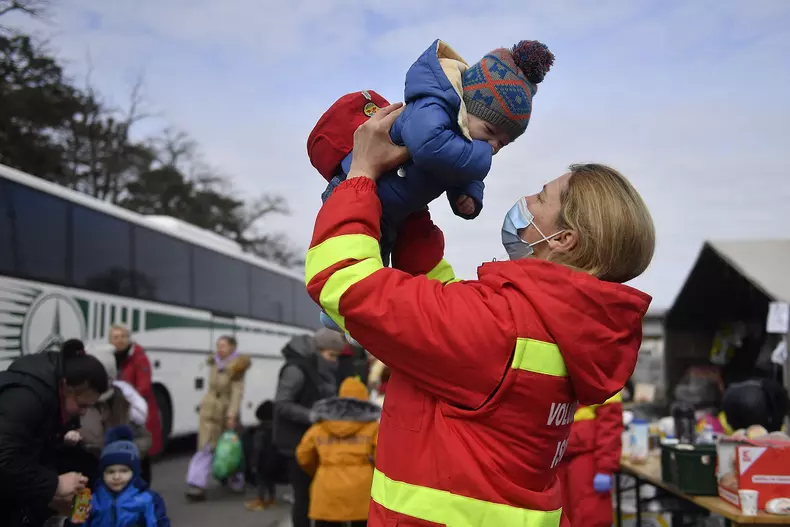 Ukrainians flee across border to Romania