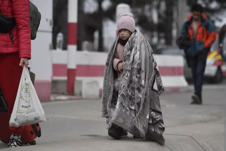 Ukrainians flee across border to Romania