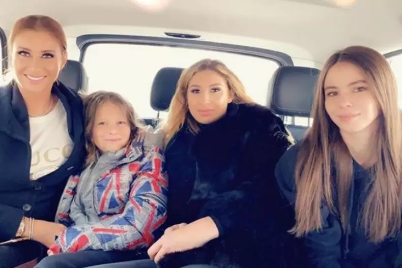 Anamaria si fiicele sale